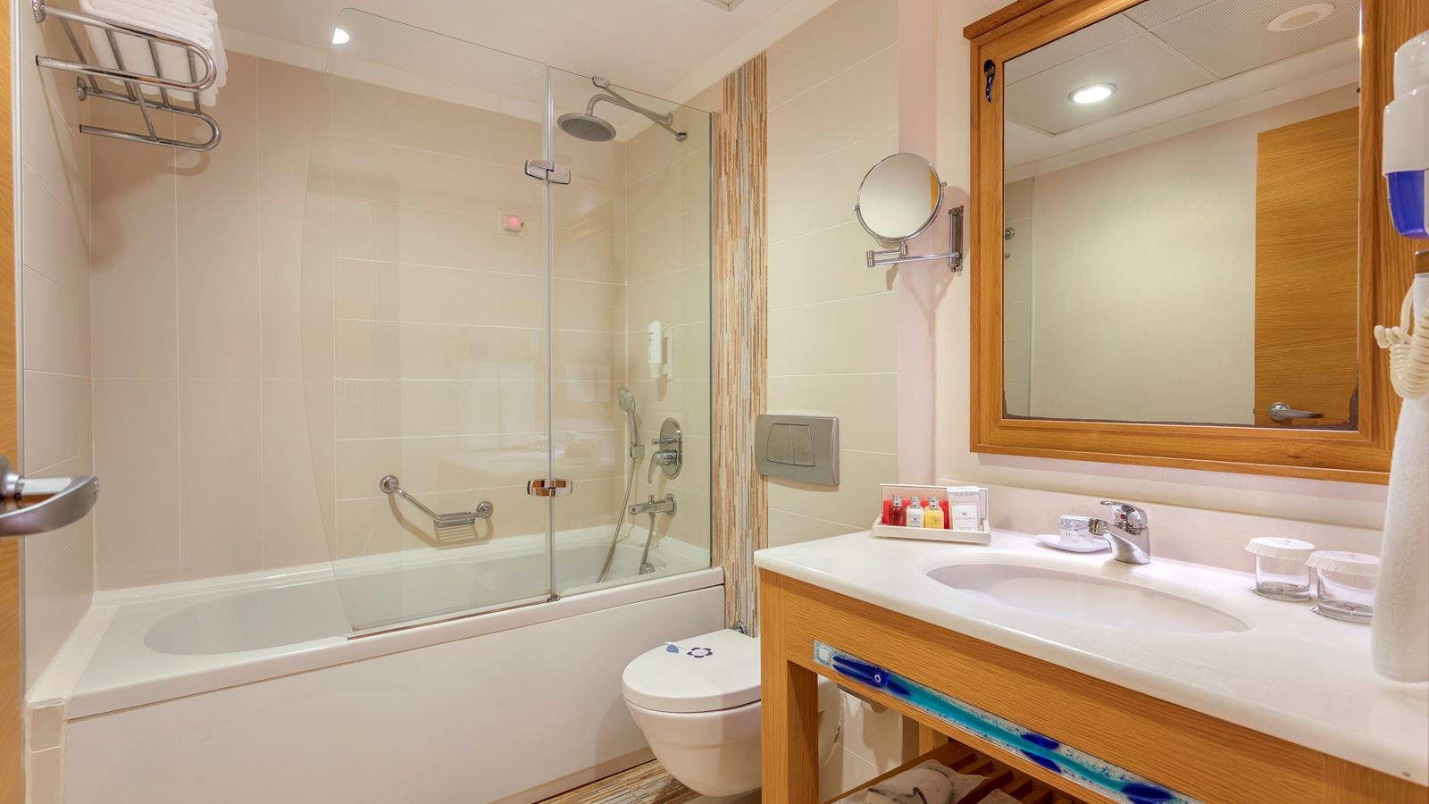 rooms-deluxe-room-sea-view-balcony