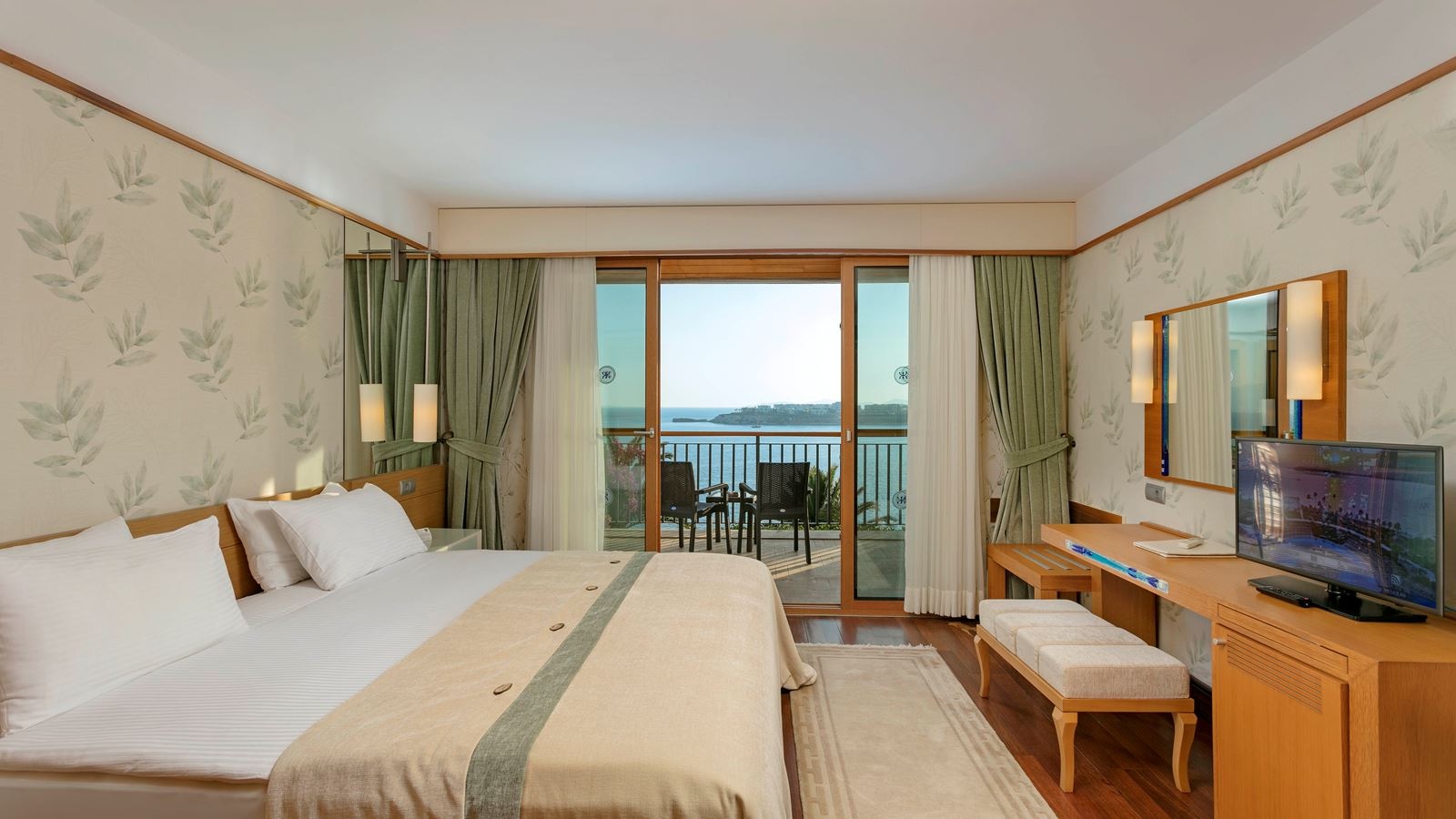 rooms-superior-suite-swimup