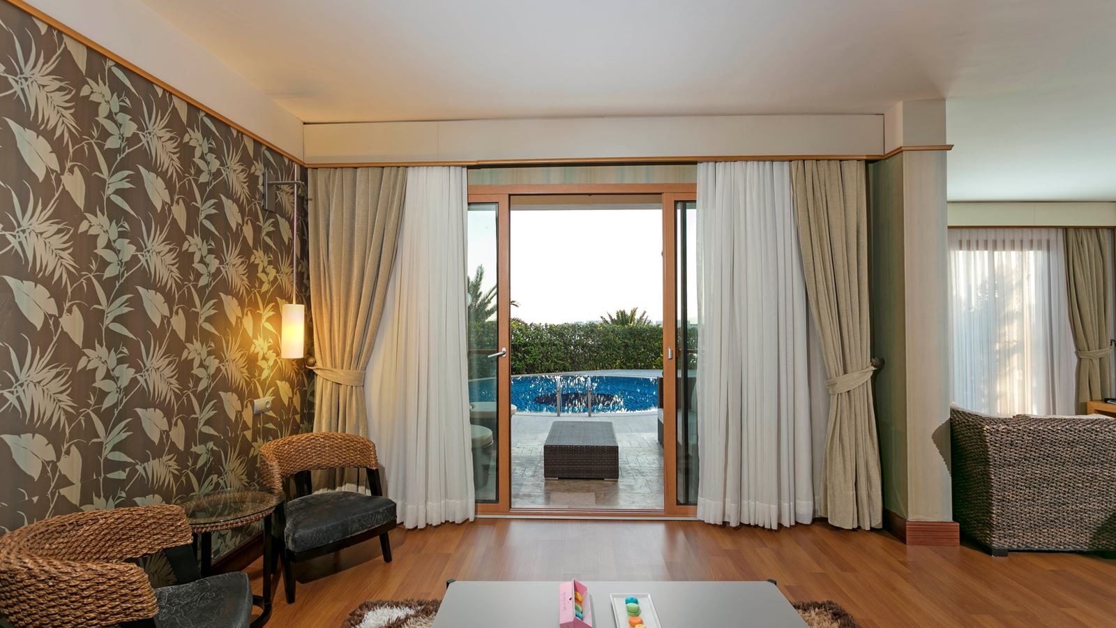 rooms-superior-suite-swimup