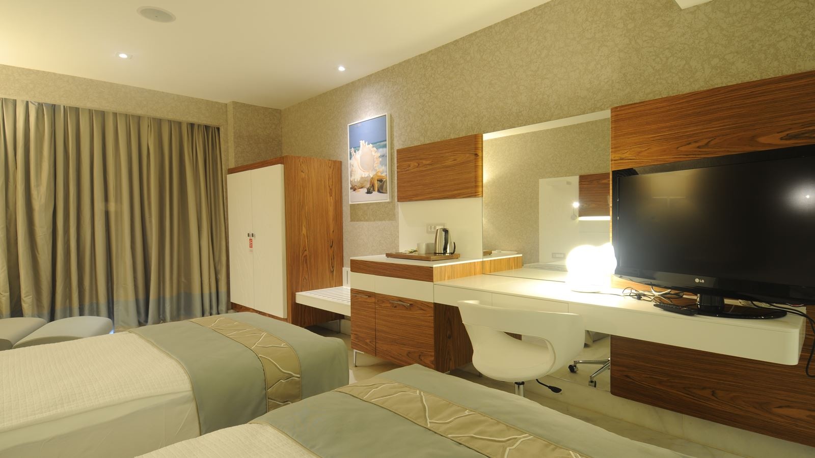 rooms-island-room-with-pool-+16