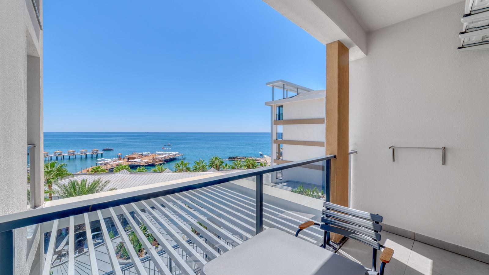 rooms-family-room-sea-view