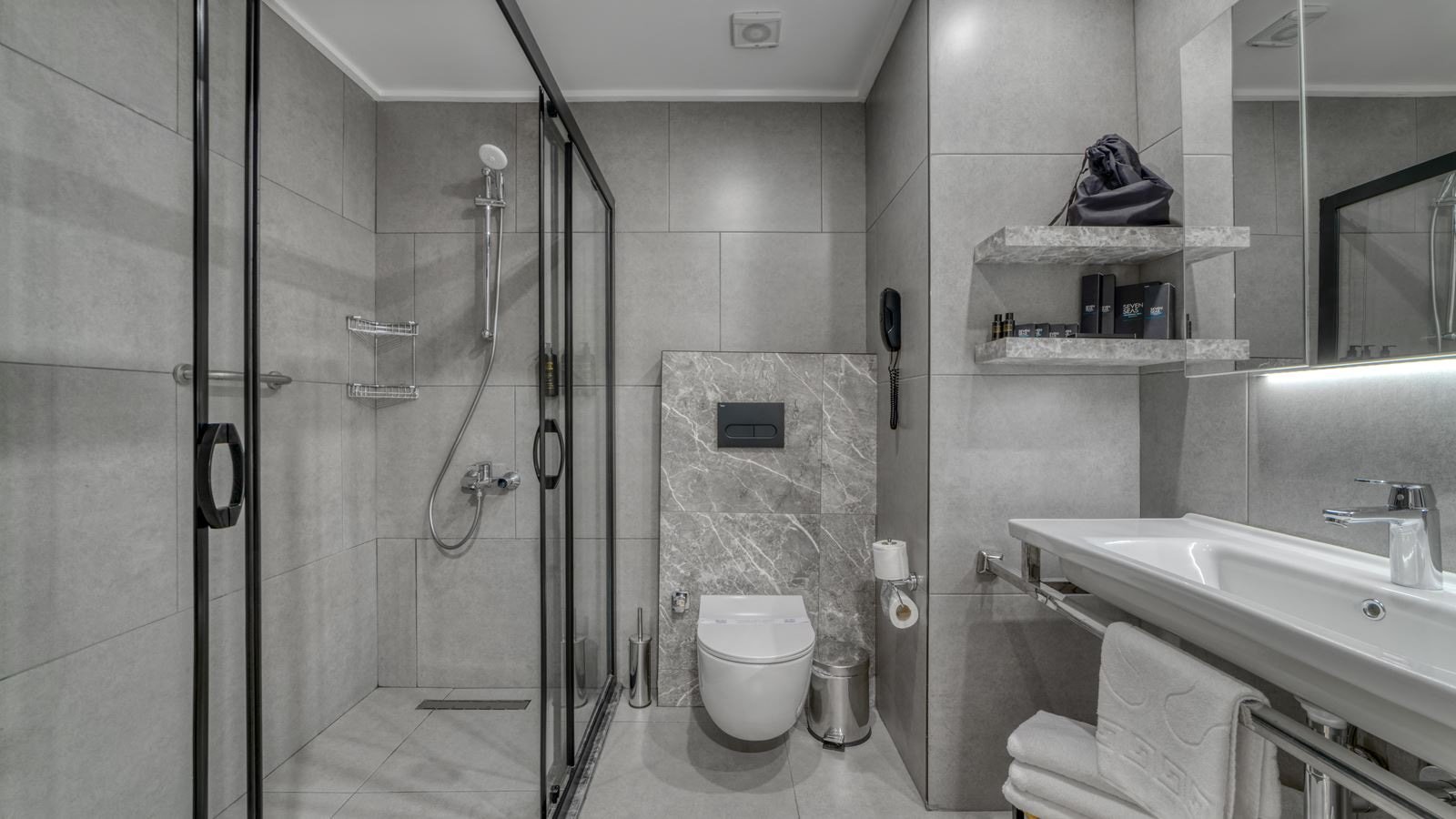 rooms-family-room-land-view