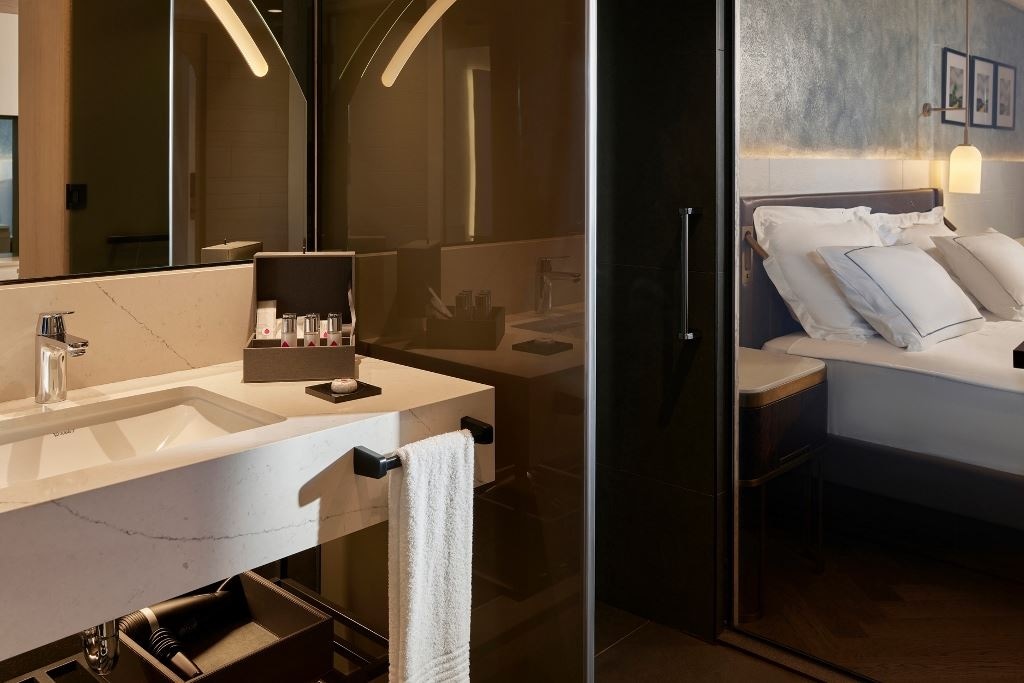 rooms-deluxe-room-side-sea-view-and-pool-view