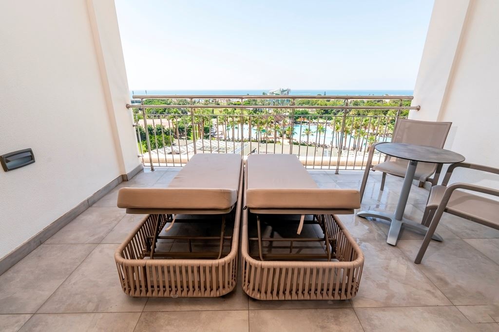 rooms-deluxe-room-direct-sea-view