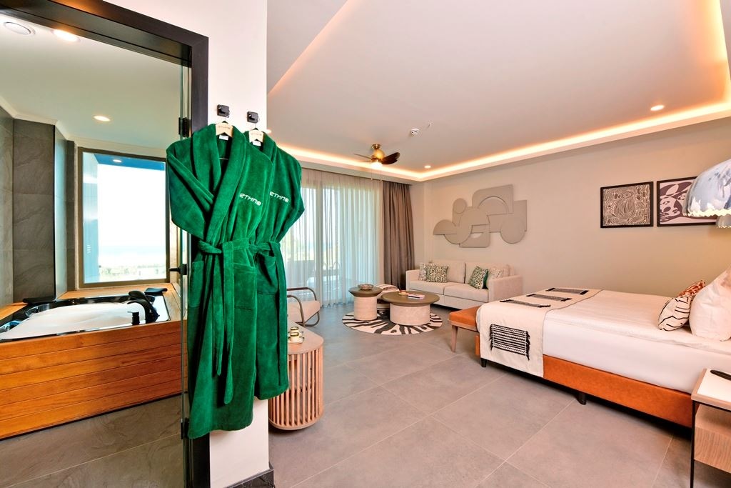 rooms-superior-jacuzzi-swim-up-sea-view