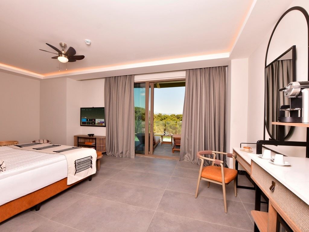 rooms-corner-swim-up-suite-forest-view