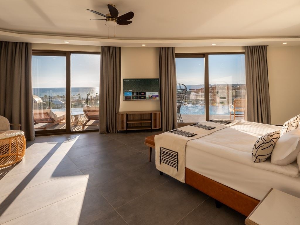 rooms-corner-swim-up-suite-sea-view