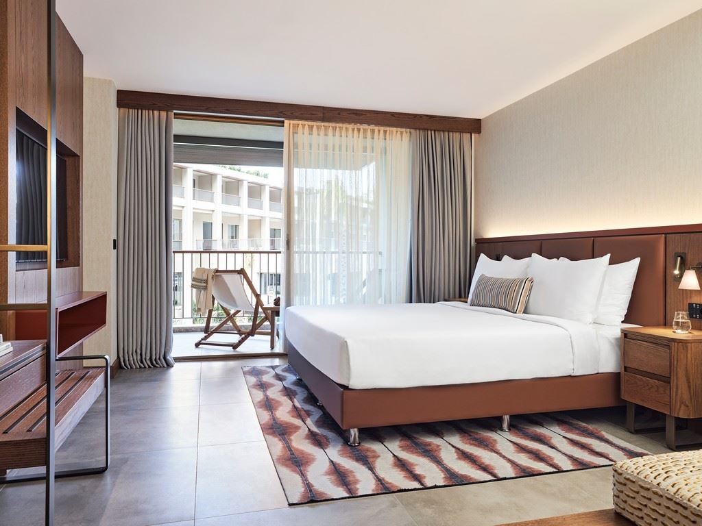 rooms-general-admission-with-pool-view