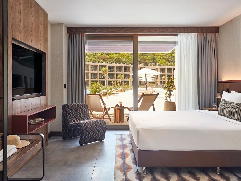 rooms-all-access-with-pool-view