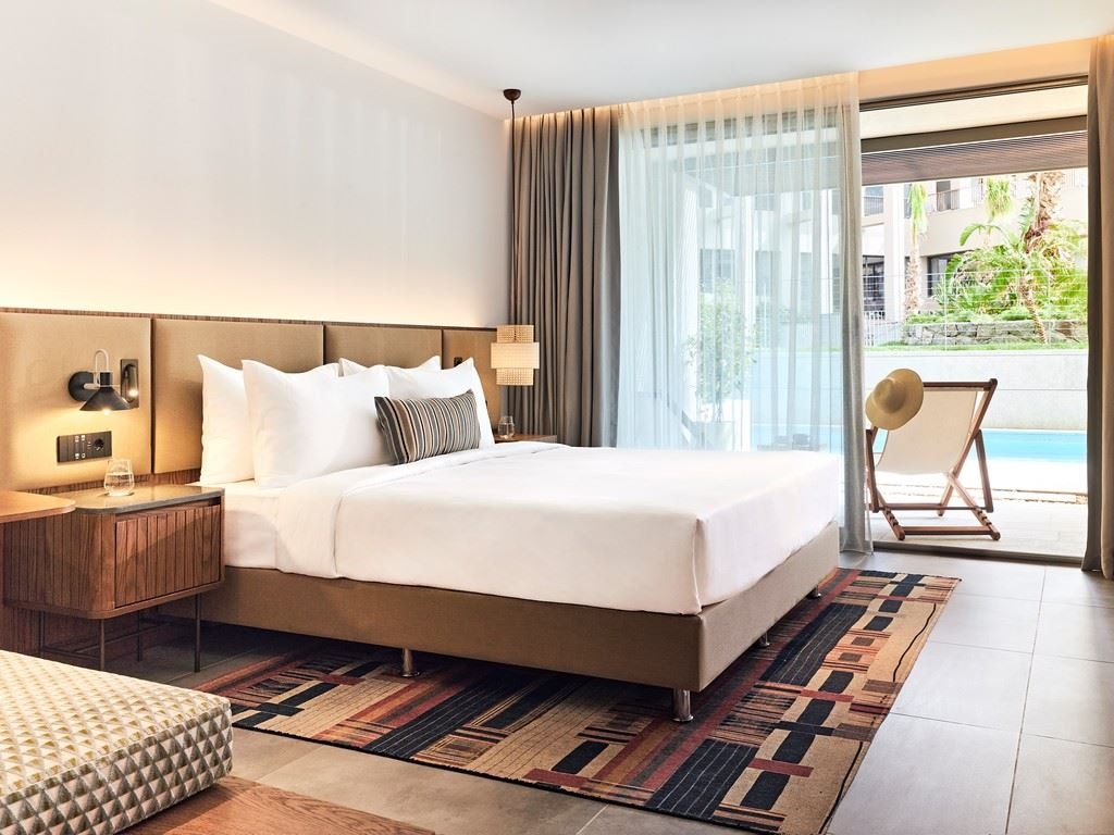 rooms-platinum-swim-up-king-with-pool-view