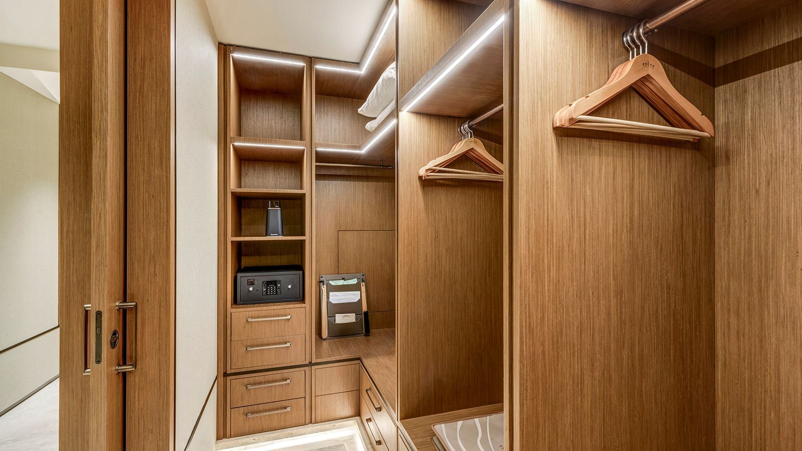 rooms-crown-signature-suite