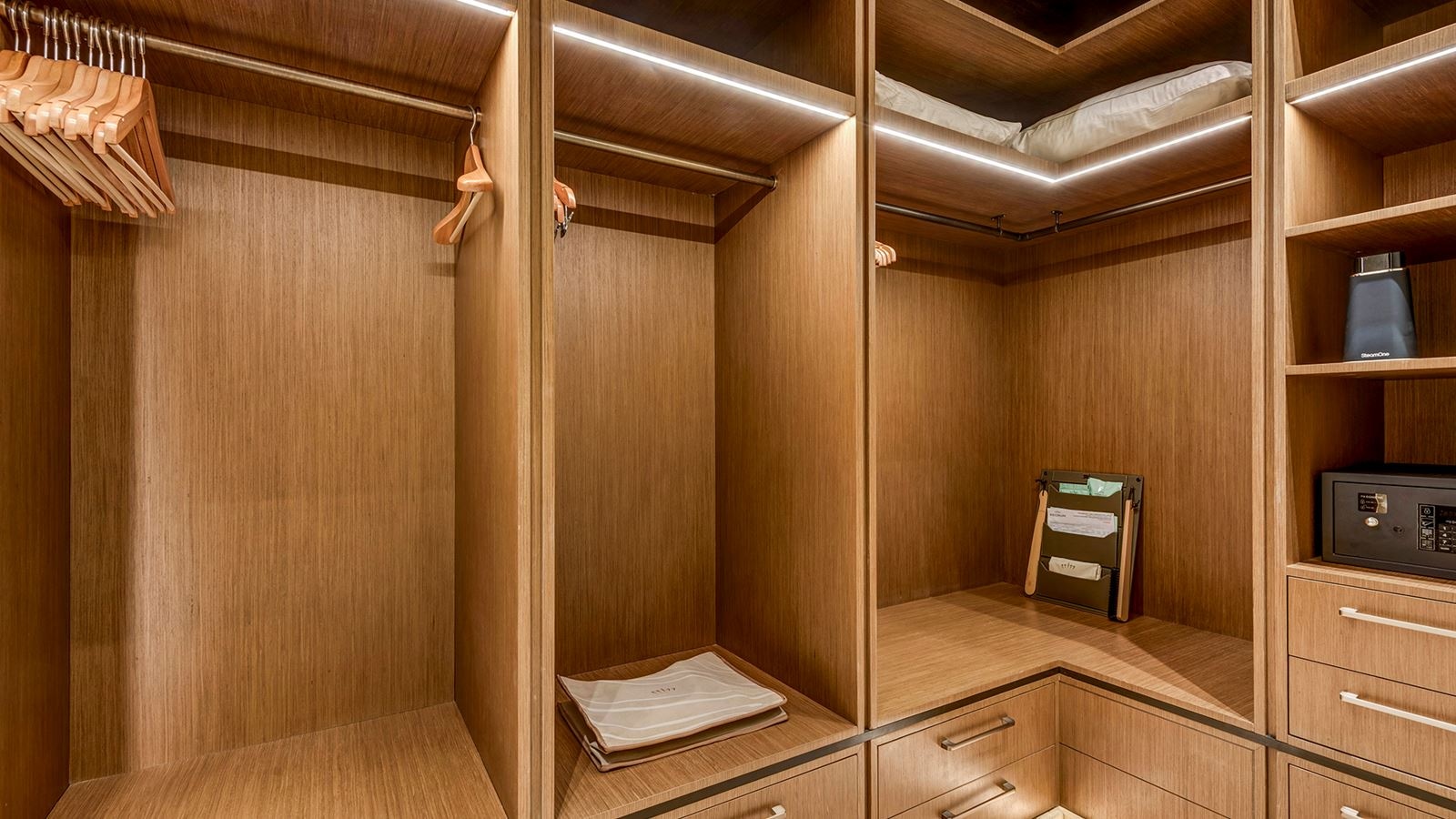 rooms-crown-signature-suite