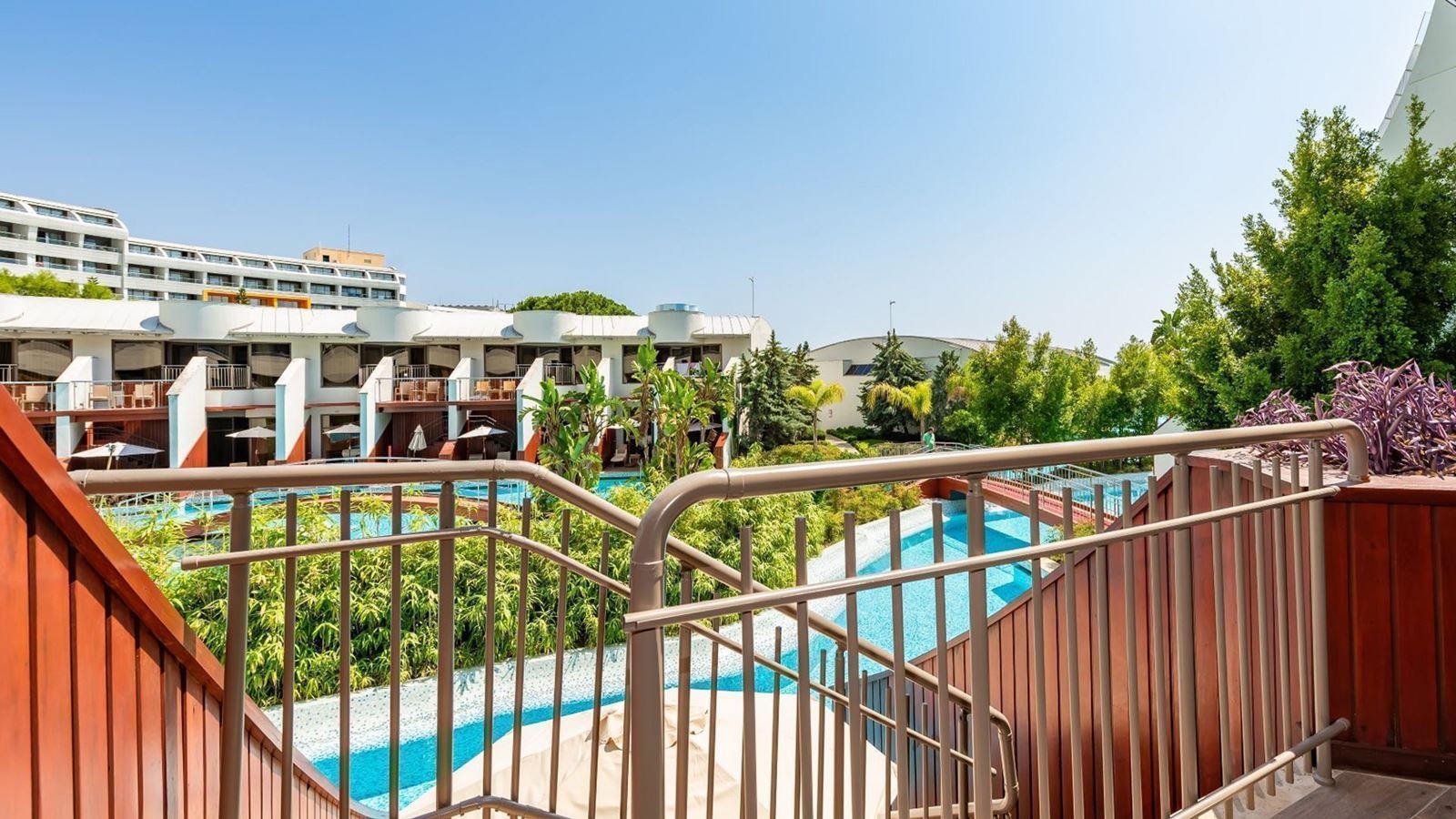 rooms-lake-family-room