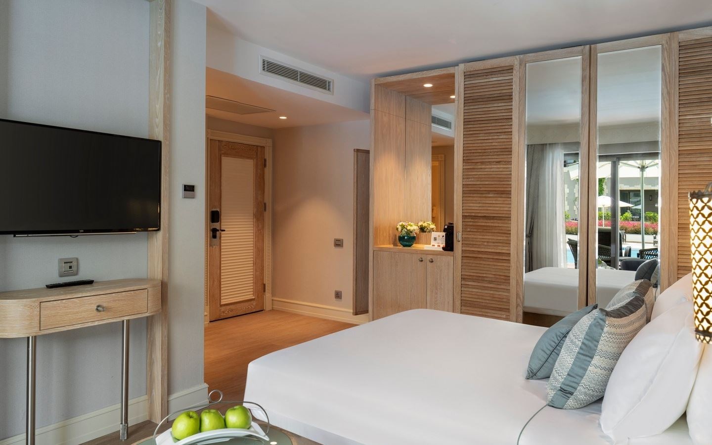 rooms-lake-house-family-suite-swimup