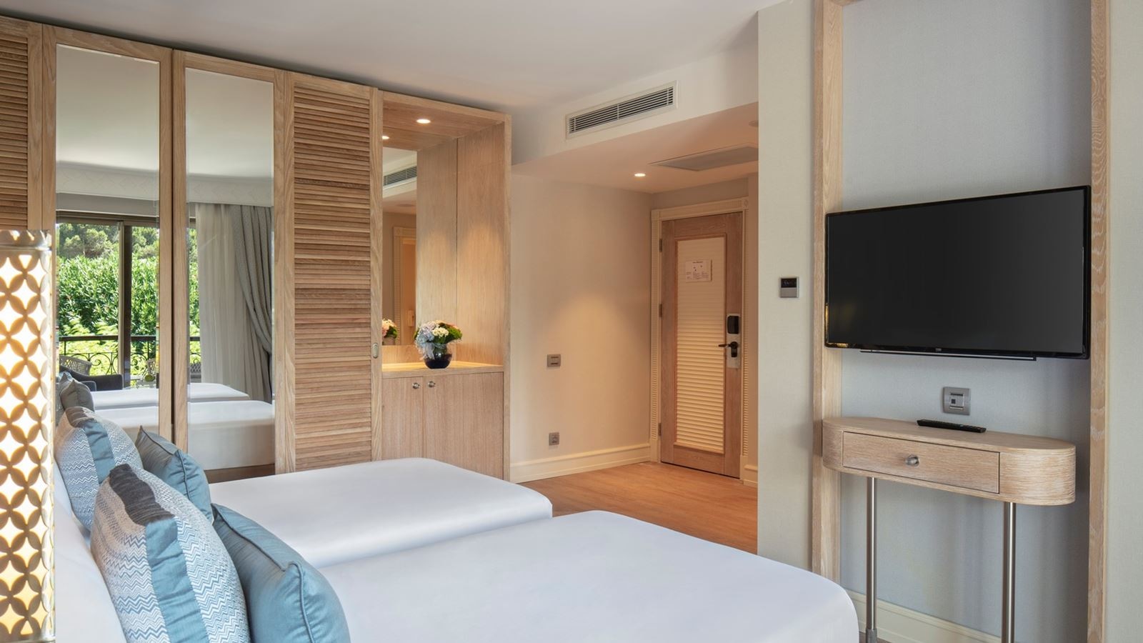 rooms-lake-house-family-suite-swimup