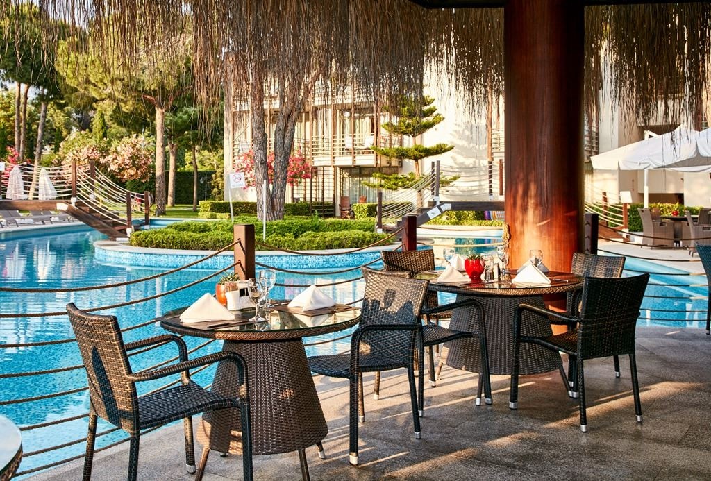 restaurants-garden-pool-snack