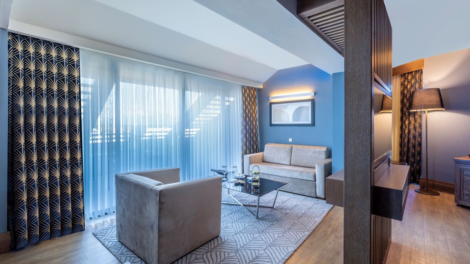 rooms-senior-suite-land-view