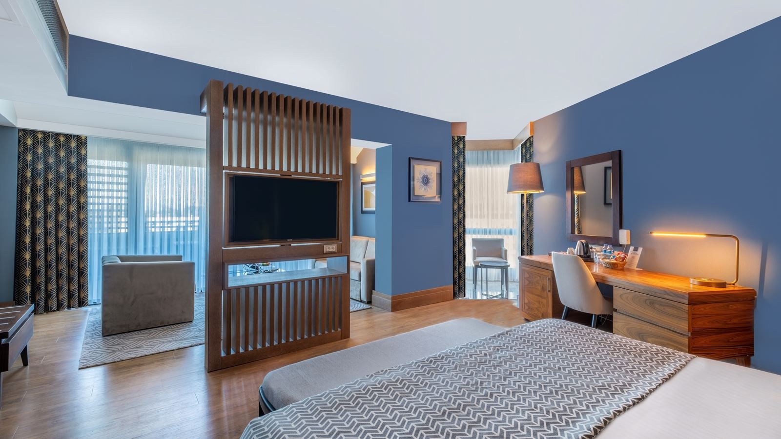 rooms-senior-suite-land-view