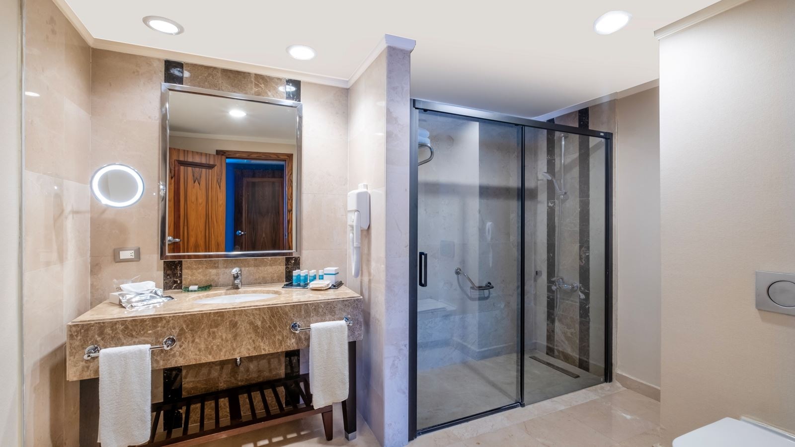 rooms-senior-suite-land-view