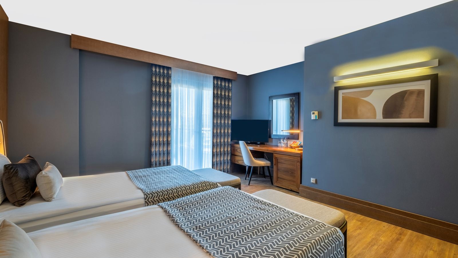 rooms-senior-suite-land-view