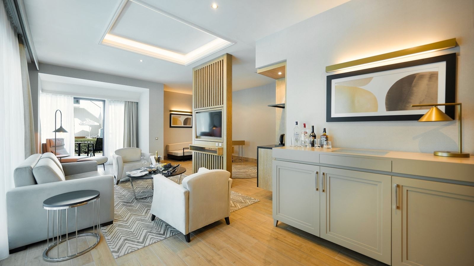 rooms-lake-suite-swim-up-room