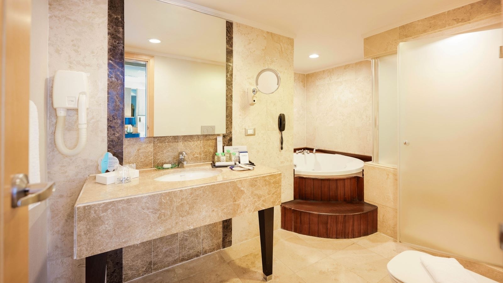 rooms-lake-suite-swim-up-room