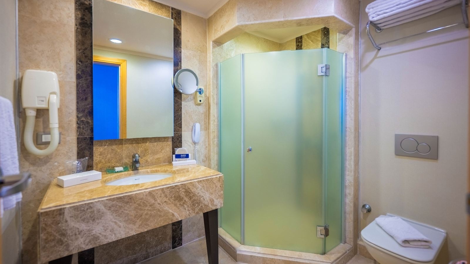 rooms-lake-suite-swim-up-room