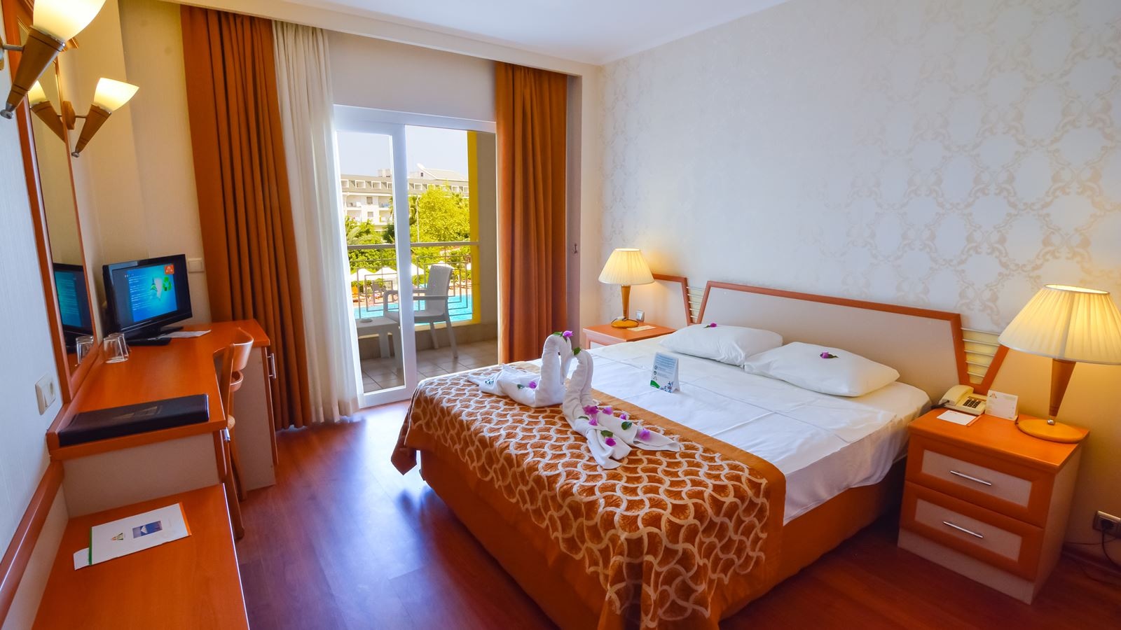 rooms-standard-room-pool-view