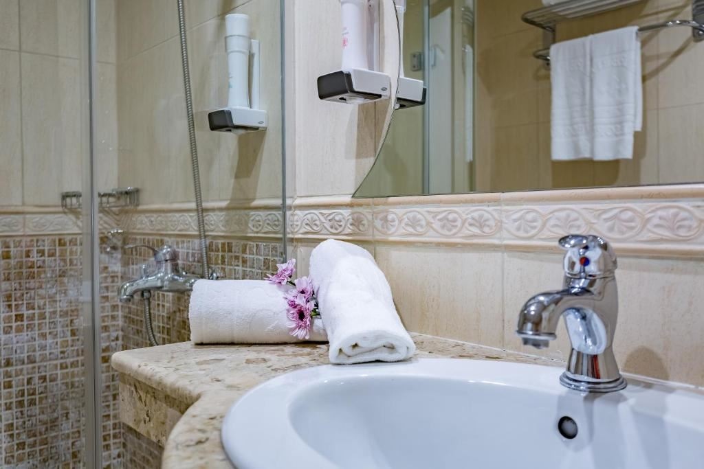rooms-standard-juniorsuite-lateralseaview-balcony-or-terrace