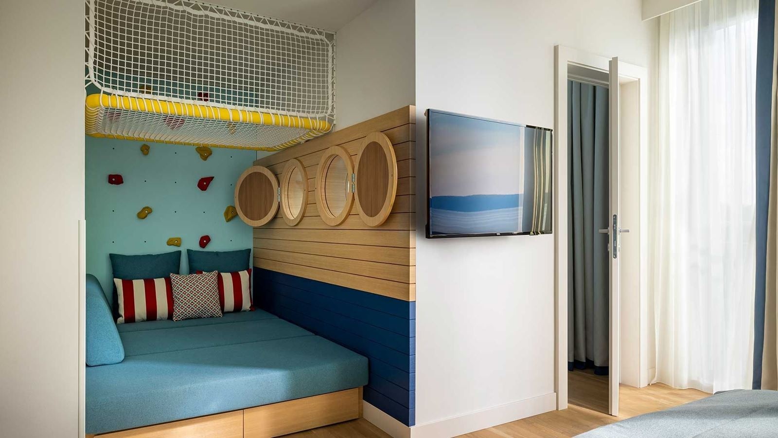 rooms-superior-familyroom