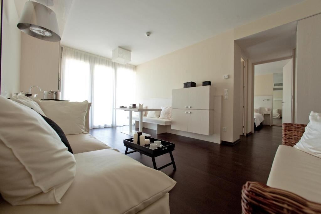rooms-2-bedroom-apartment-seaside-balcony