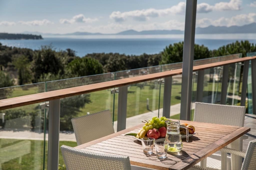 rooms-2-bedroom-apartment-seaside-balcony