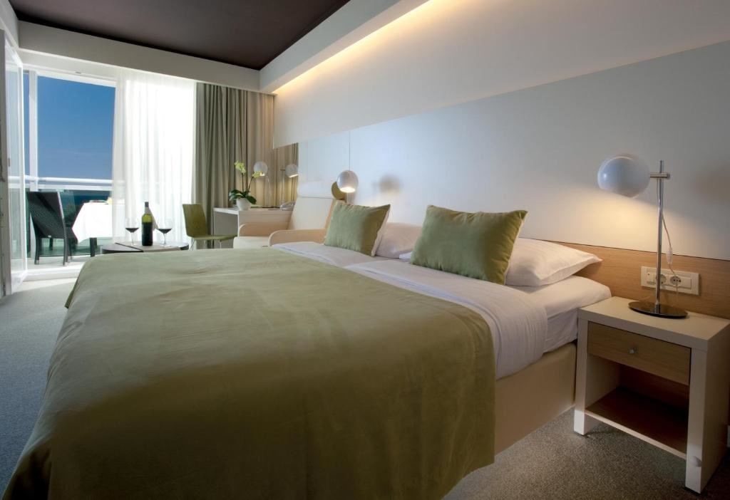 rooms-double-standard-room-seaside-balcony