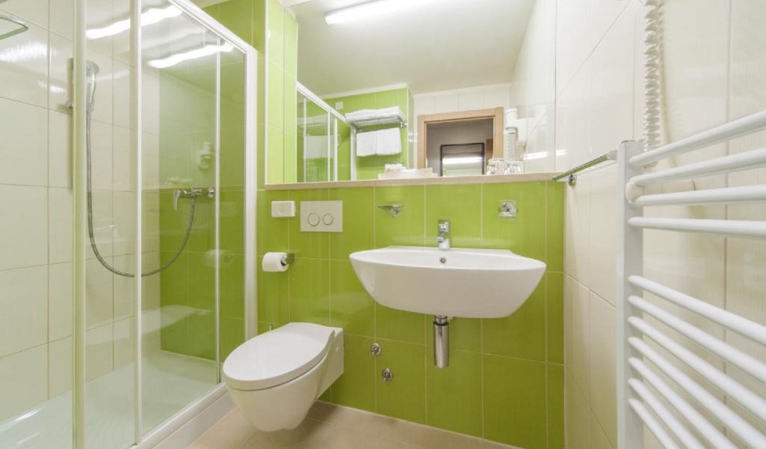 rooms-2-connectingrooms-familyroom-park-view-balcony