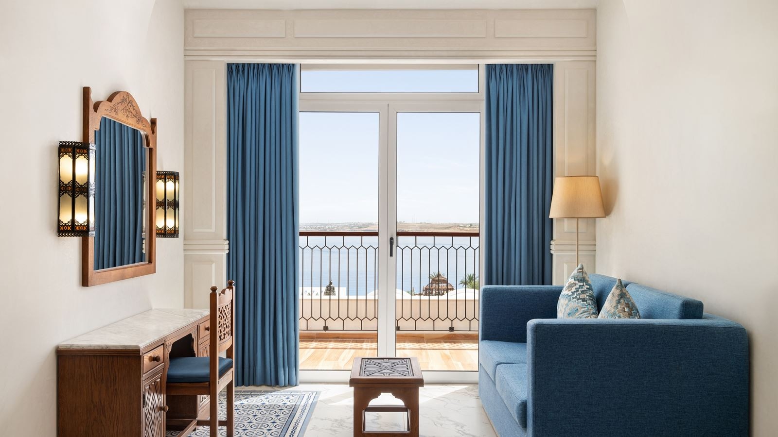 rooms-deluxe-sea-side-view-room