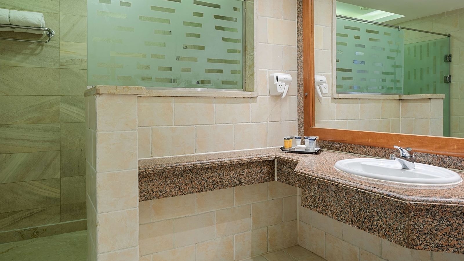 rooms-room-standard-pool-view