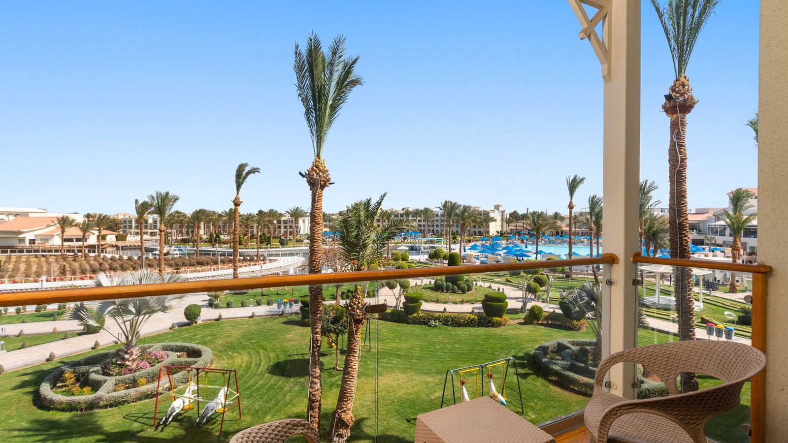 rooms-room-family-pool-view