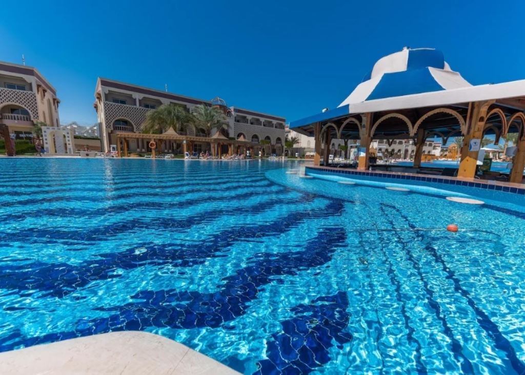 bars-splash-pool-bar