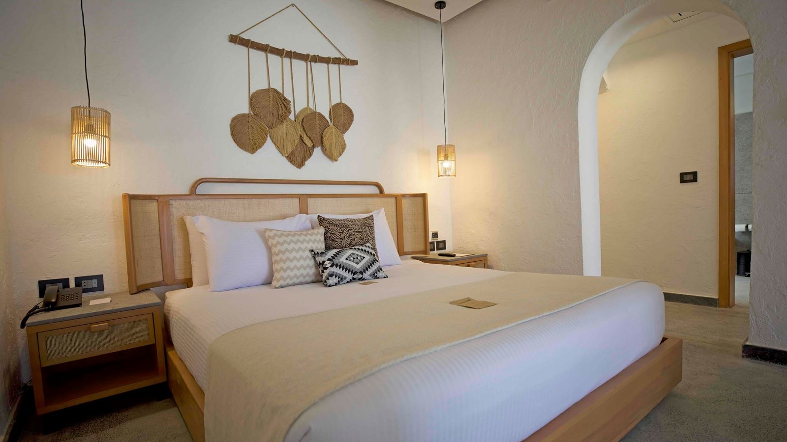 rooms-tucana-jacuzzi-suite-partial-sea-view