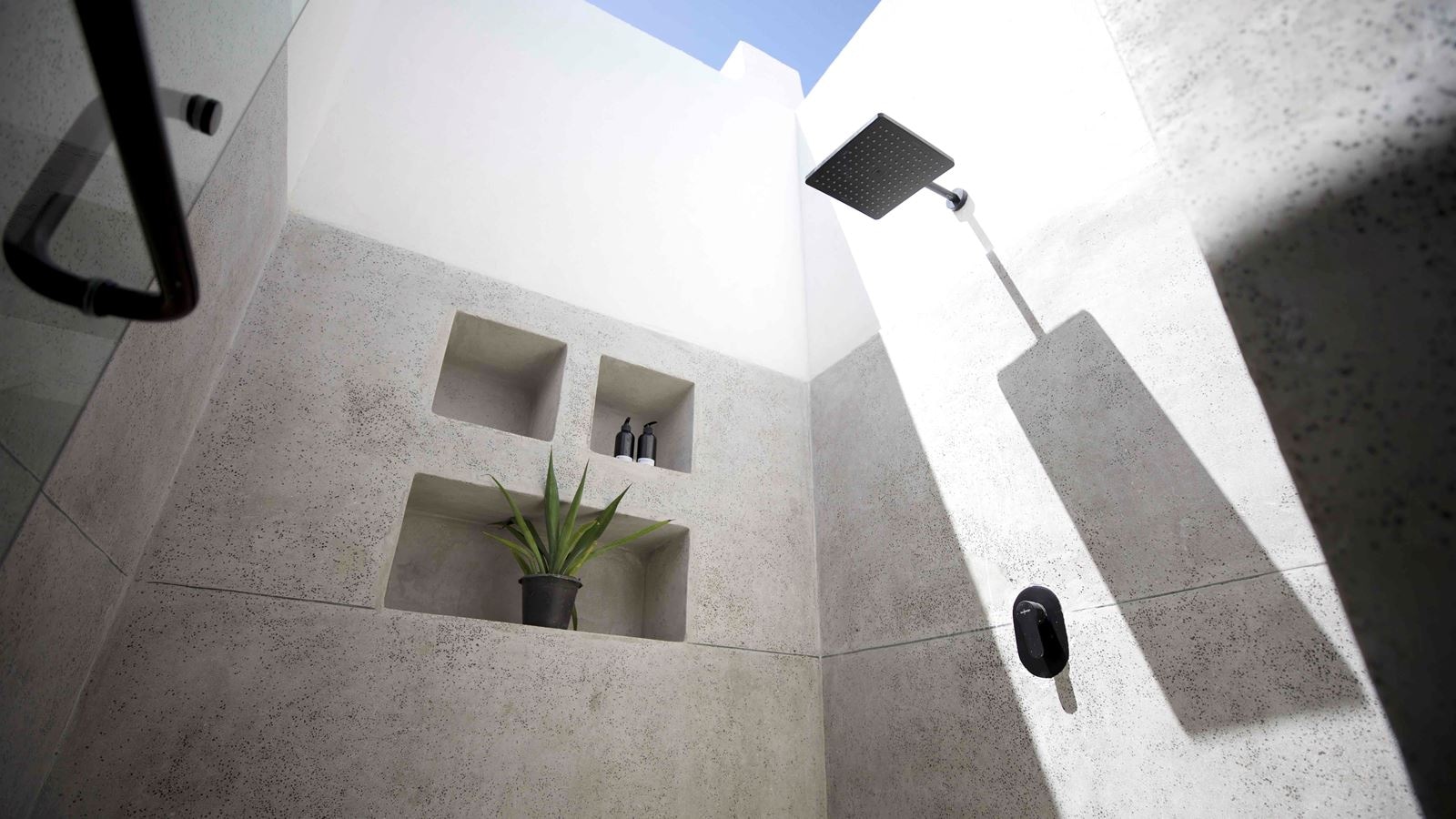 rooms-tucana-pool--jacuzzi-suite-partial-sea-view