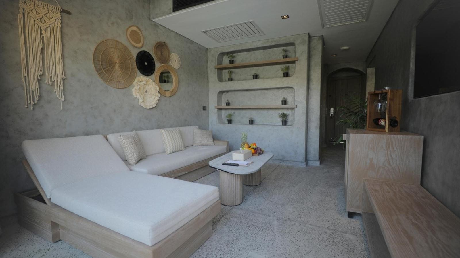 rooms-tucana-pool-suite-partial-sea-view