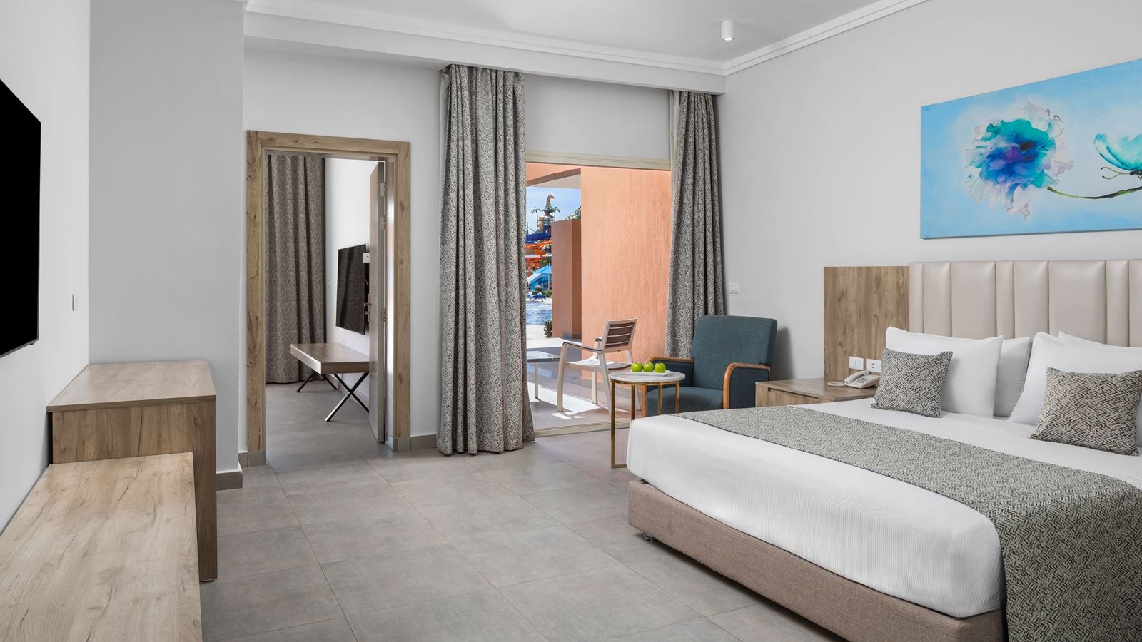 rooms-premium-family-room-pool-view