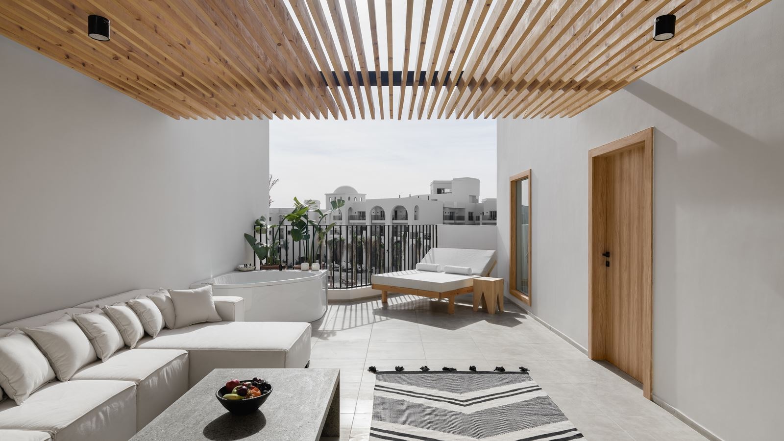 rooms-penthouse-suite-pool-view