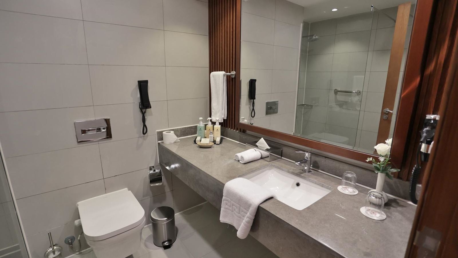 rooms-family-room-pool-view