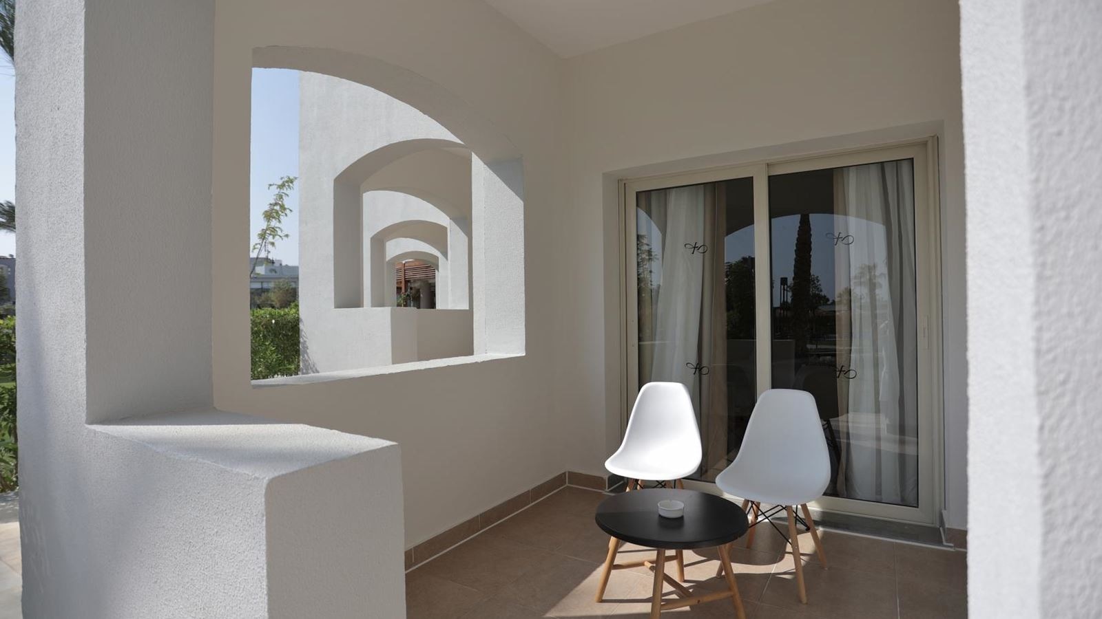 rooms-family-room-pool-view