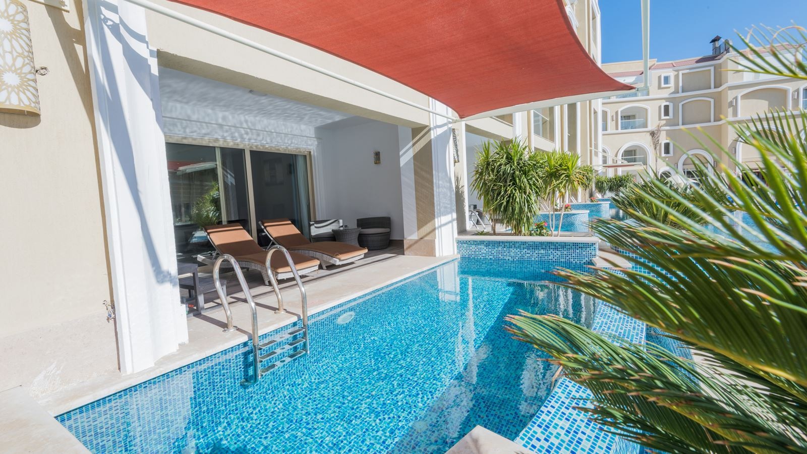 rooms-swim-up-suite-pool-view