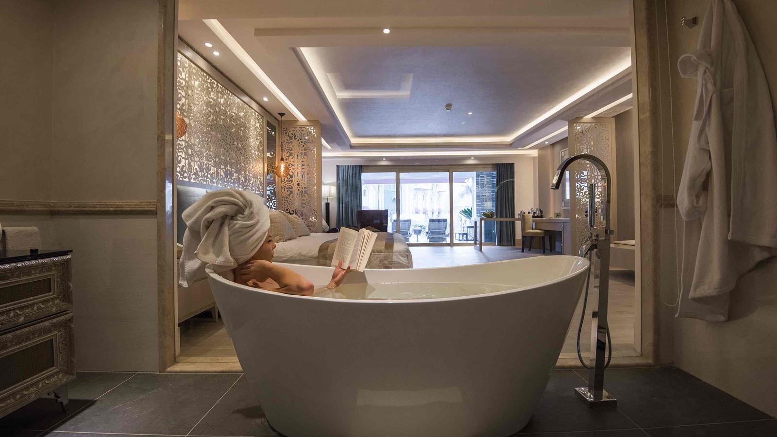 rooms-swim-up-suite-pool-view