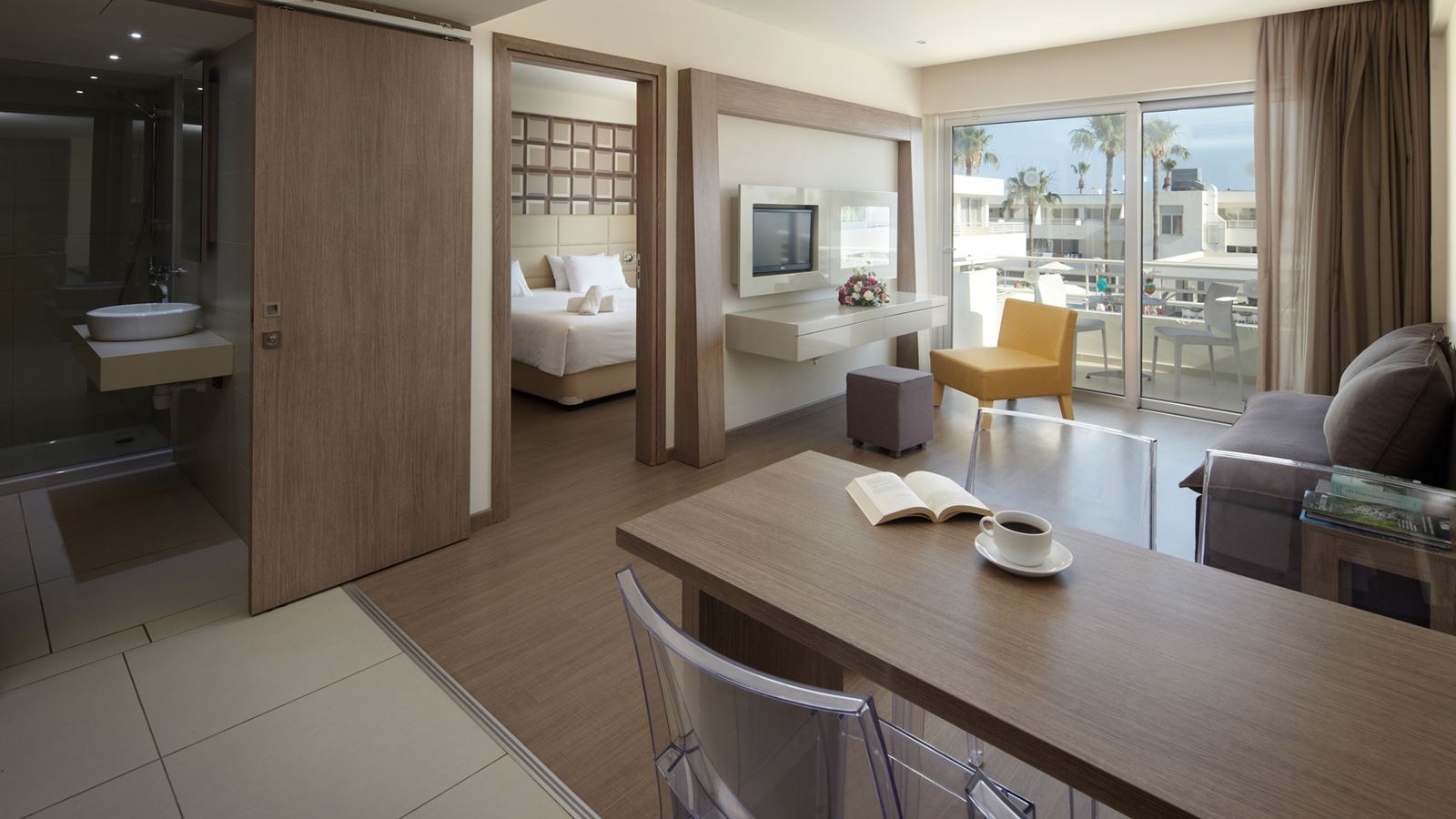 rooms-1-bedroom-suite-poolview-balcony