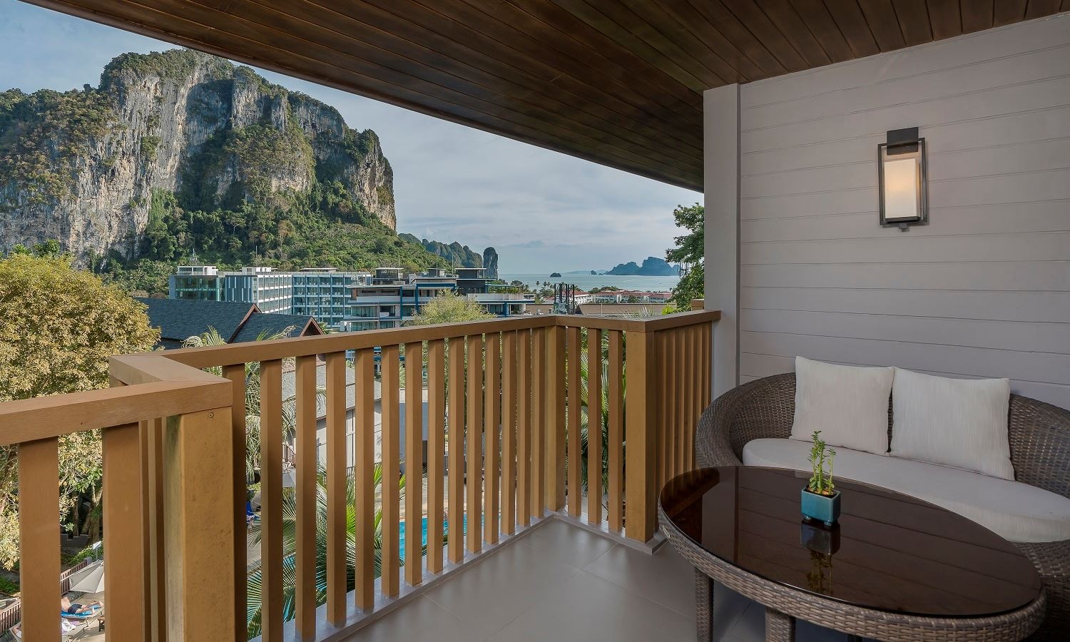rooms-premium-pool-view