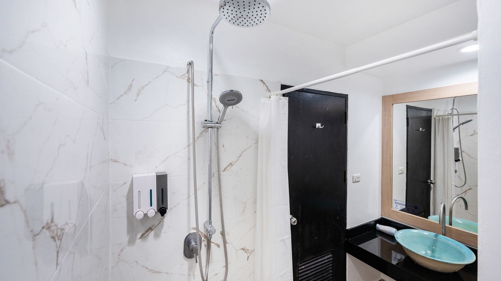 rooms-koko-couple	room-for-2-person-one-king-bed-30sqm